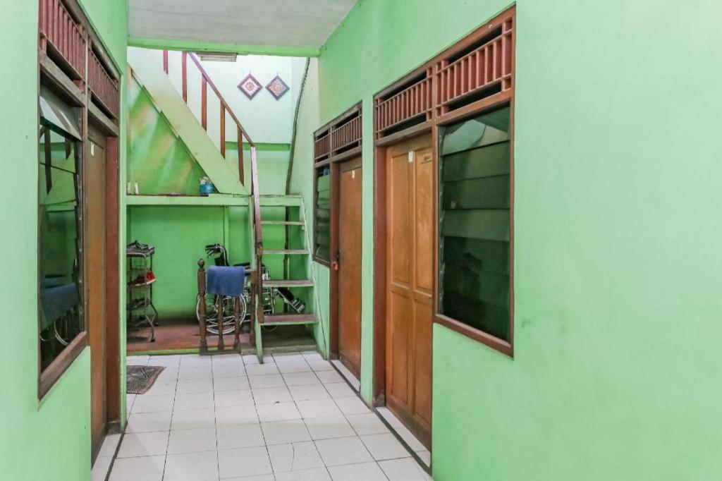Spot On 94166 Kost Bunda Syariah Hotell Bekasi Eksteriør bilde